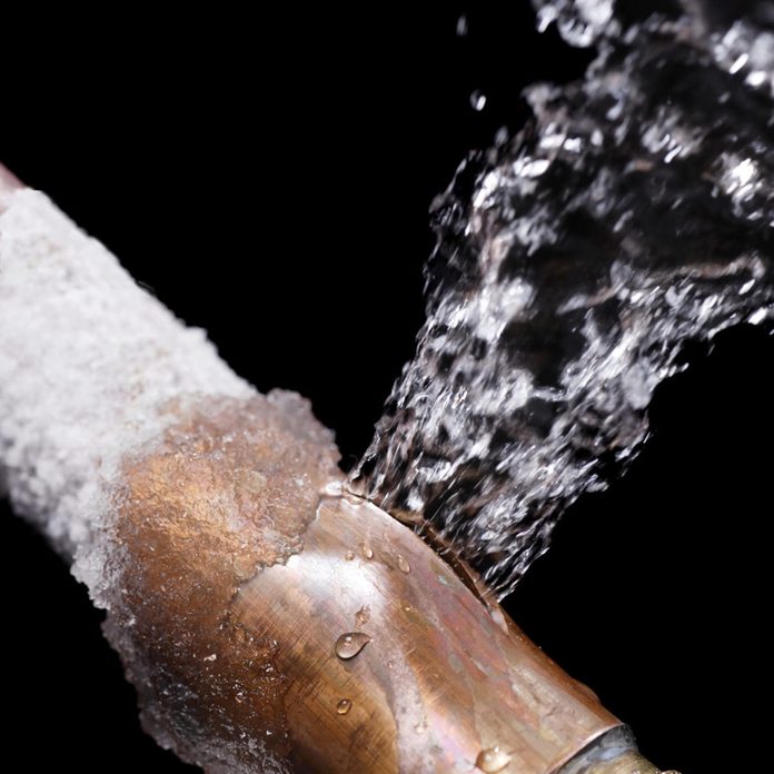 FH18DJF_583_07_shutterstock_212307358_frozen pipes