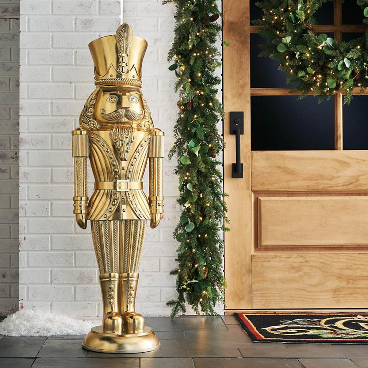 20 Best Outdoor Christmas Decorations To Go With Your String Lights